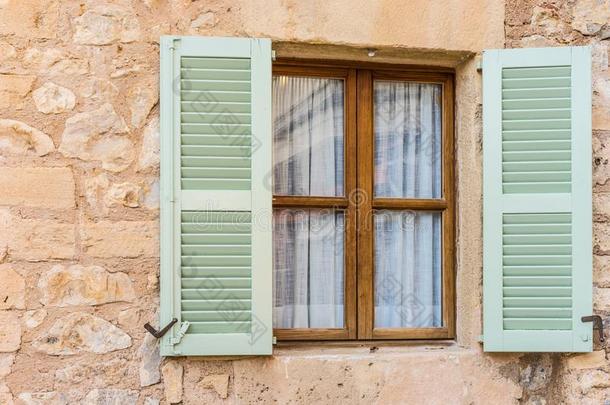 地中海的房屋和敞开的窗百叶窗和乡村的石头wickets三柱门