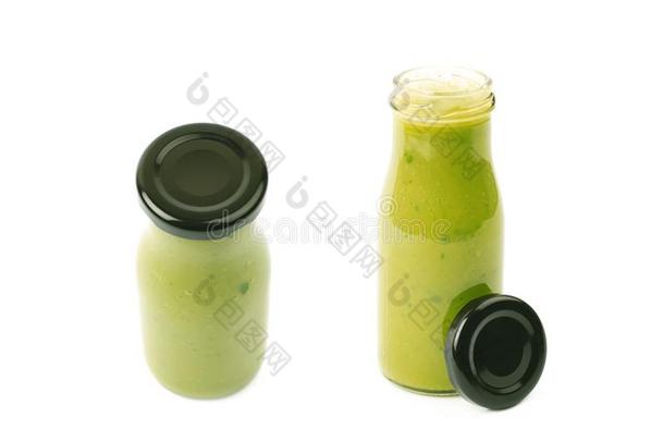绿色的调味汁采用一瓶子isol一ted