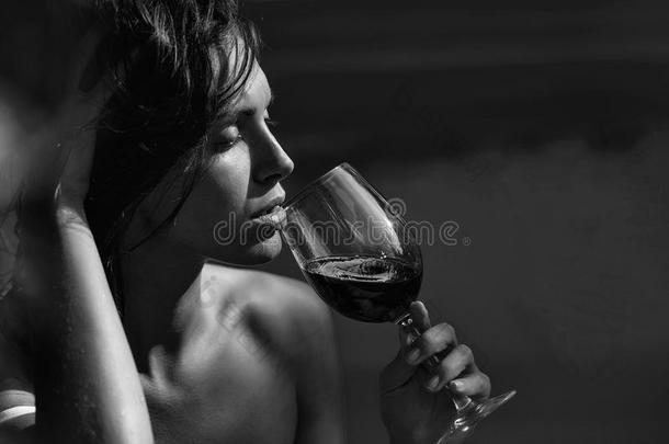 葡萄酒品尝.漂亮的女孩喝饮料红色的葡萄酒