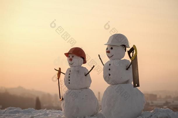雪人建设者.圣诞节雪人建设者采用头盔和锯子