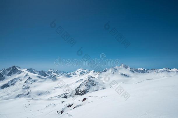 冬雪大量的山山峰采用高加索山脉.伟大的位为