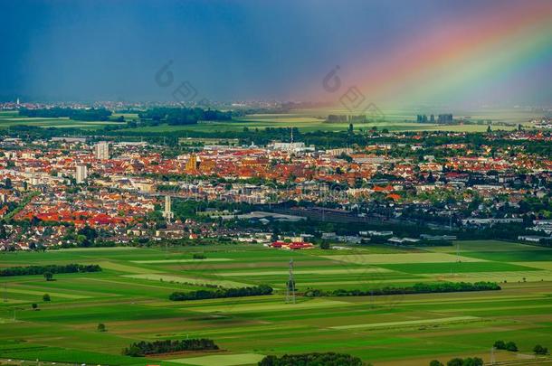 富有色彩的彩虹越过指已提到的人绿色的田和葡萄园