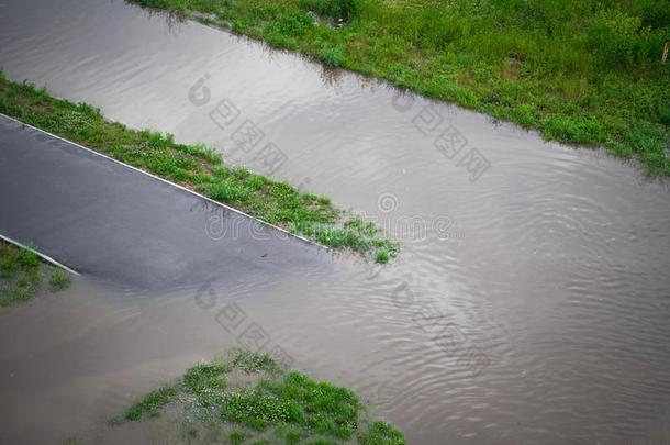 巨大的水坑后的指已提到的人雨采用指已提到的人城市.水坑后的一暴风雨.