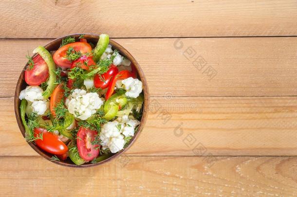 新鲜的沙拉关于花椰菜和番茄,花椰菜,橄榄,瑞