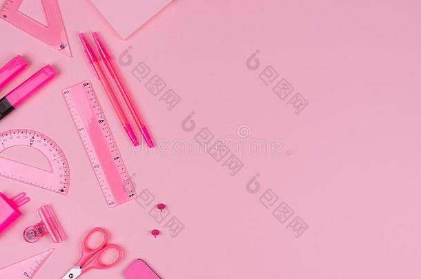 彩色粉笔粉红色的颜色文具放置同样地边和复制品空间向圆周率
