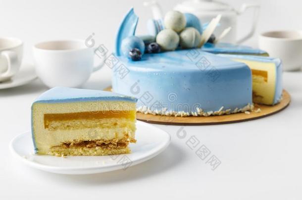 蛋糕向波浪汹涌的板和茶水杯子和切成片向盘子