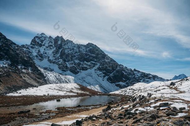 美丽的风景优美的风景和下雪的山和湖,尼泊尔,