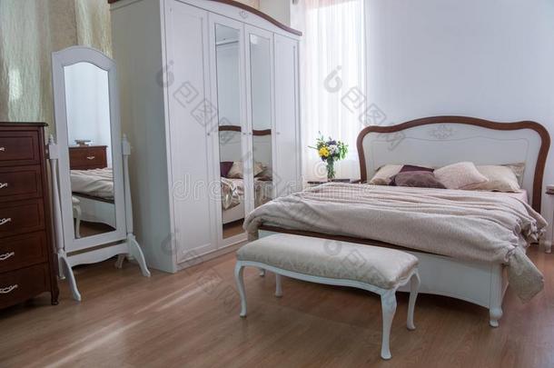 内部关于舒适的卧室和<strong>壁橱</strong>,床和镜子