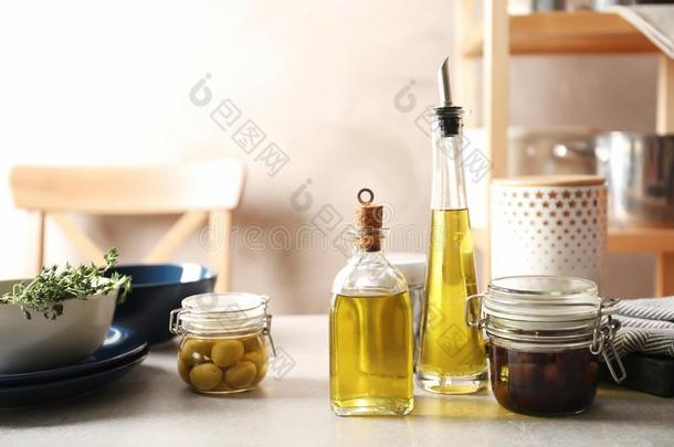 新鲜的橄榄油和<strong>厨房器具</strong>