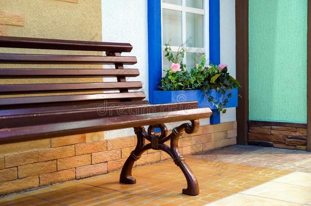 木制的长凳为休息在下面指已提到的人窗.花在旁边指已提到的人窗