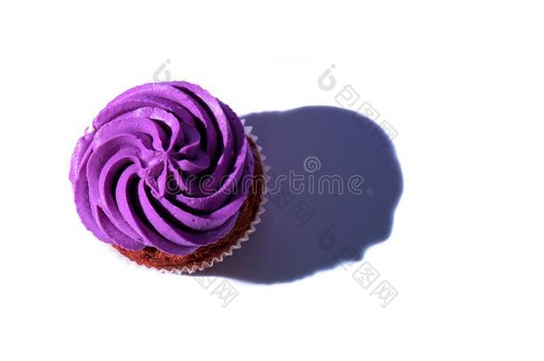 顶看法关于纸杯蛋糕和紫色的甜奶油酱结冰,