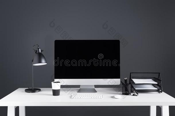 现代的桌面计算机和空白的屏幕和键盘和比较两个或多个文件