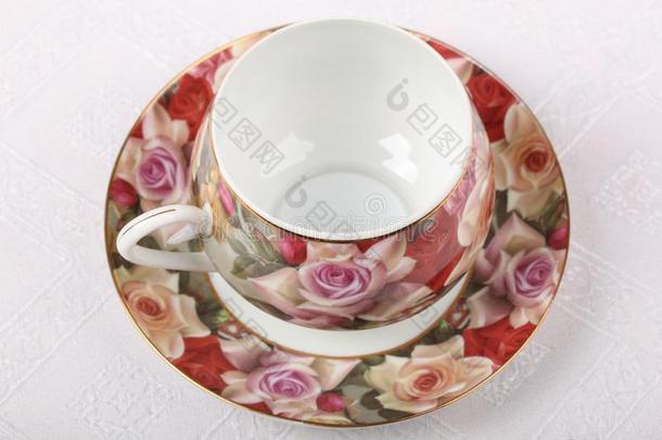空的瓷茶水杯子和茶杯托和花的模式向一t一bl