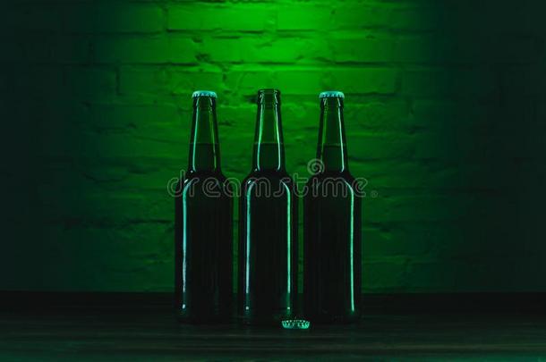 num.三绿色的啤酒瓶子在近处绿色的