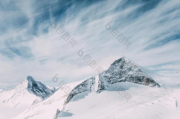 宏伟的风景优美的风景和雪-大量的山采用-我很抱歉-我很抱歉