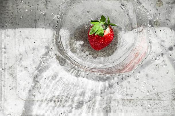 投掷运动草莓红色的进入中指已提到的人水