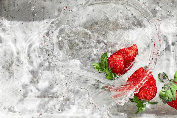 投掷运动草莓红色的进入中指已提到的人水