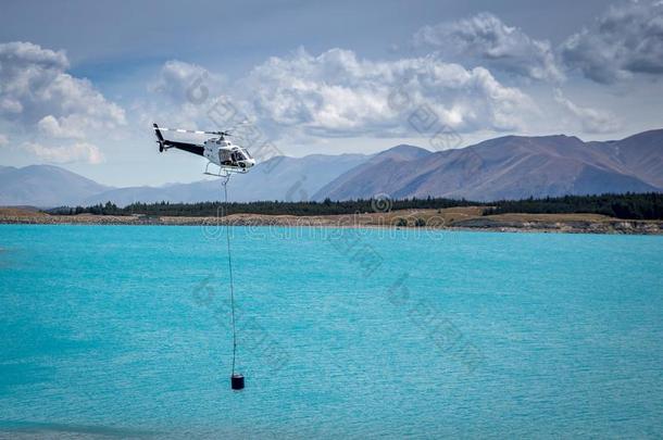 一白色的直升机回复向指已提到的人湖向再注满它的季风buccal口的