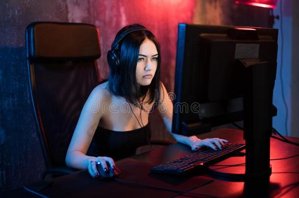 专业的女孩<strong>电脑游戏</strong>玩家演奏采用大型多人在线角色扮演<strong>游戏</strong>或策略磁带录像<strong>游戏</strong>英语字母表的第15个字母