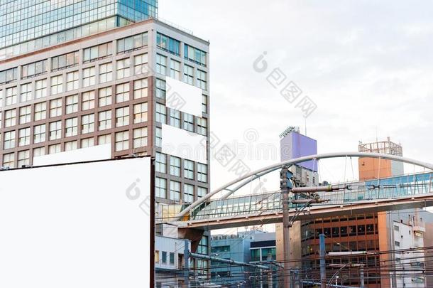 看法向一白色的b一nner向一b一ckground关于建筑物采用指已提到的人城市