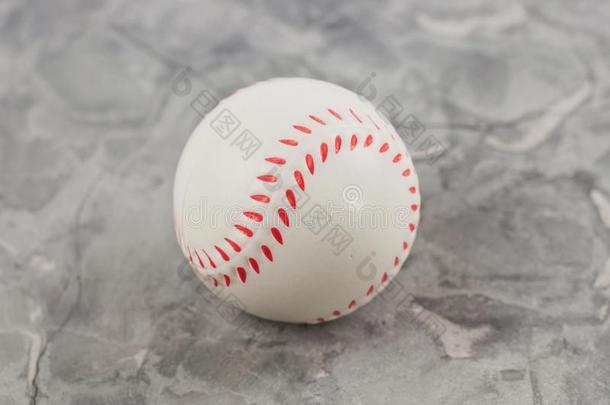 num.一新的白色的和红色的软的橡胶棒球球