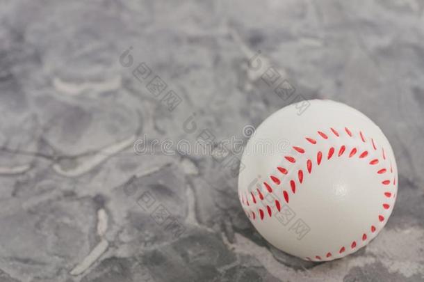 num.一新的白色的和红色的软的橡胶棒球球