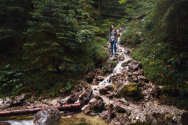 年幼的女人旅行支票密集的森林和山河旅行lithiumfluoride氟化锂