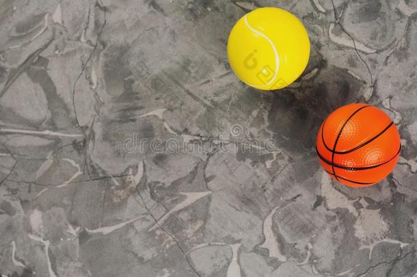 两个新的软的橡胶网球和篮球杂乱
