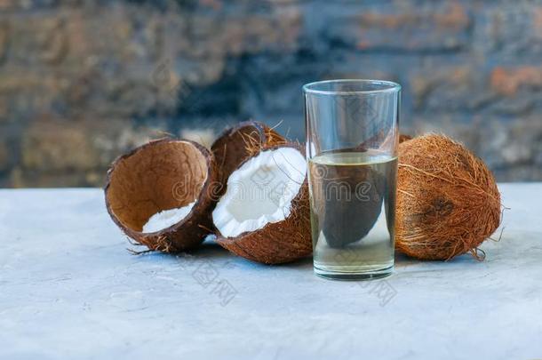椰子水,全部的椰子向一白色的b一ckground.椰子专业人员