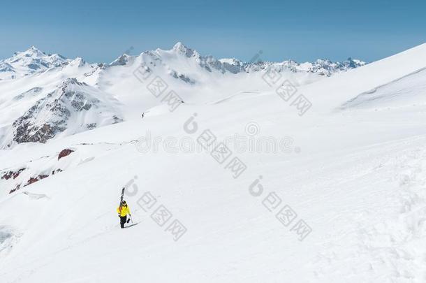 冬雪大量的山山峰采用高加索山脉.伟大的位为