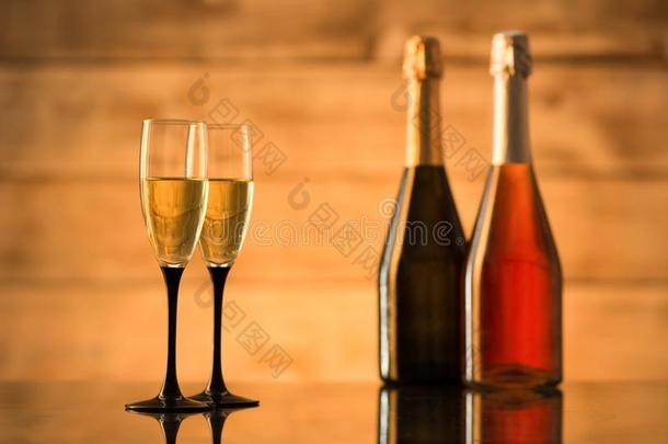 两个瓶子关于香槟酒和眼镜和香槟酒