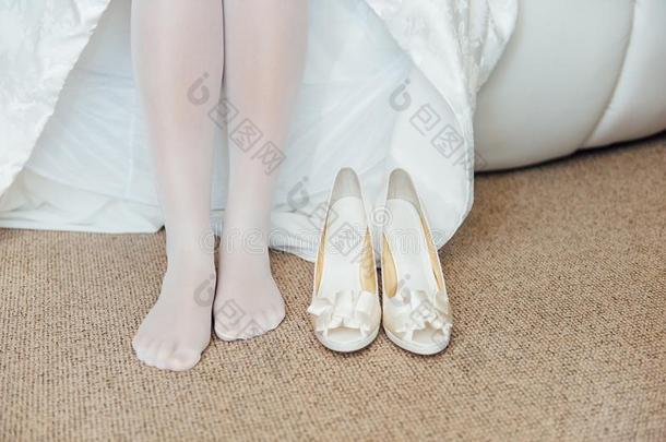 美丽的女人木头支架采用白色的鞋子.