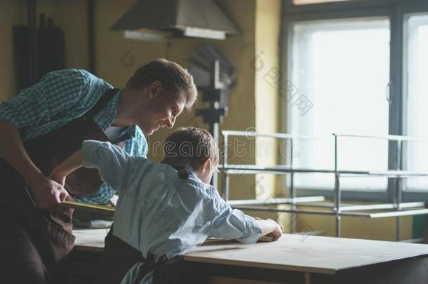 年幼的父亲和一小的儿子一t使工作