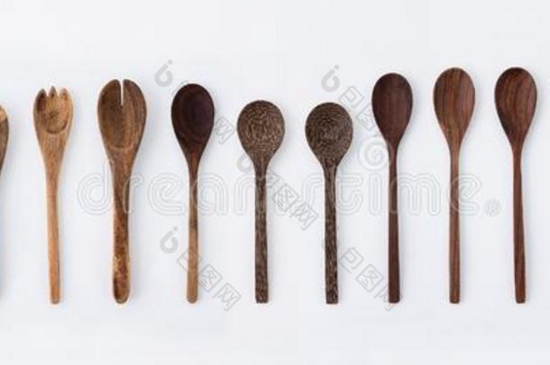厨房用具放置关于木制的餐叉,勺和器具向白色的背