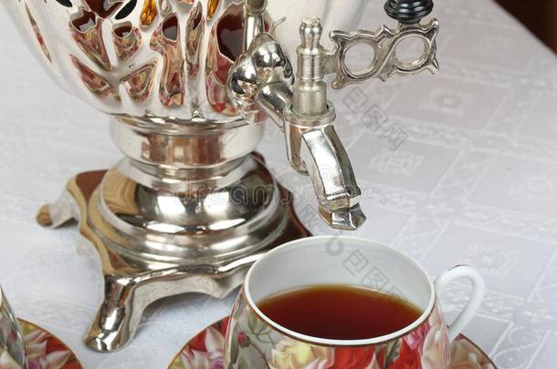 指已提到的人轻敲关于传统的俄国的俄国的一种茶壶和瓷杯子关于茶水