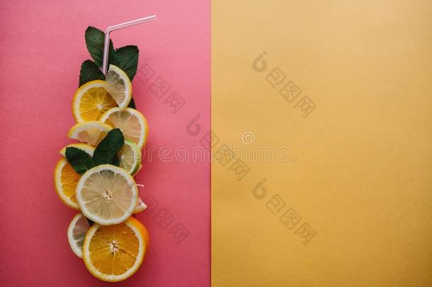 观念的摄影.柑橘属果树柠檬汽水或新鲜的成果果汁.大音阶的第三音