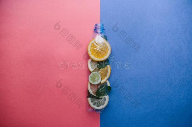 观念的摄影.一瓶子关于新鲜的柑橘属果树方法新鲜的lemon柠檬