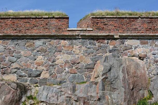 防御用的石头墙和草-形成顶部砖城堡形建筑
