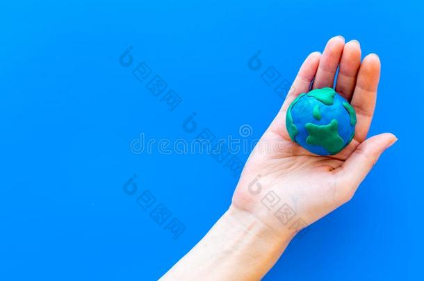 地球.手拿住塑料制品象征关于行星地球球向蓝色
