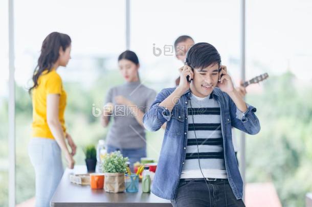 新的年办公室社交聚会成功的合作商业成功图片-包图网企业站