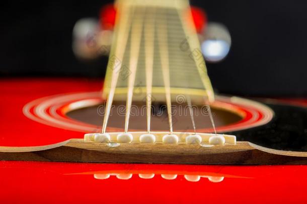 听觉的红色的吉他谎言向指已提到的人表,黑暗的背景方式和