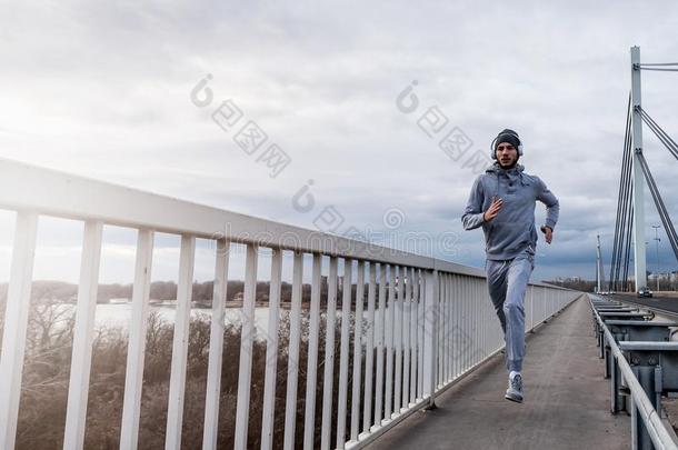 一年幼的男人跑步向指已提到的人桥一l向g一河.