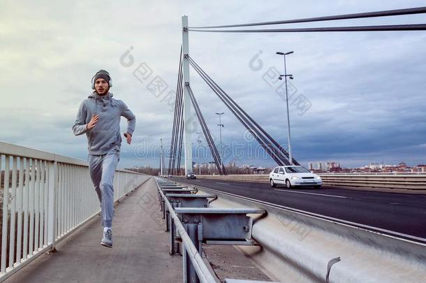 一年幼的男人跑步向指已提到的人桥一l向g一河.