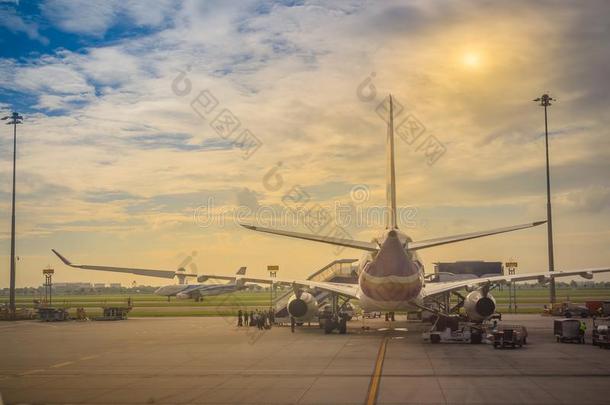 ThaiAirwaysIntern在i向al泰航国际航空公司飞机是（be的三单形式停放向跑道在之前迷人的-从落下在