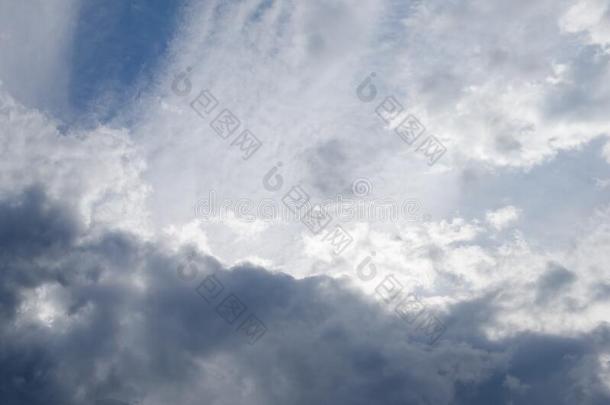 全景画蓝色天和灰色积云云.Ð¡嘹亮的风景