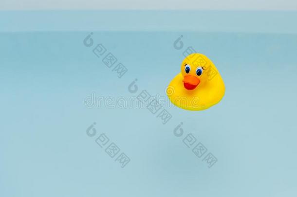黄色的<strong>橡胶鸭子</strong>采用蓝色水关于浴缸