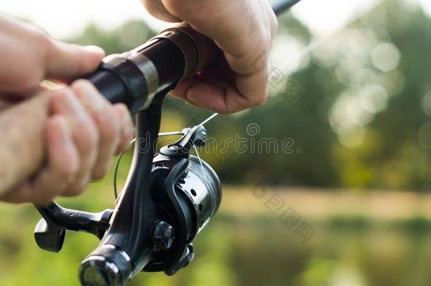 捕鱼杆特写镜头采用手关于渔夫