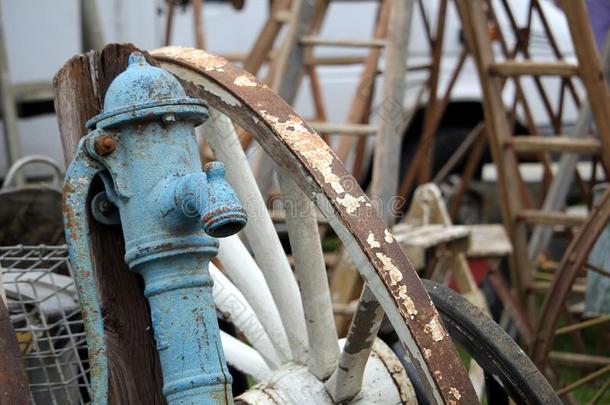 老的蓝色古老的铁器水泵和大大地白色的车轮和