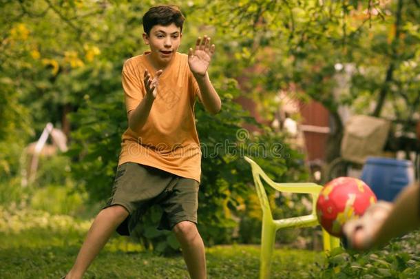 十几岁的青少年男孩和球关在上面照片演奏foot球
