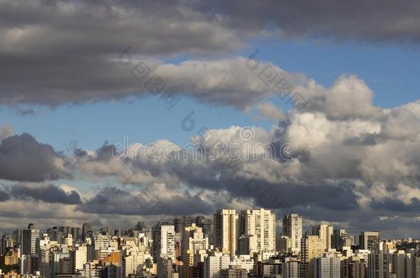 大大地建筑物采用指已提到的人大的城市和一be一utiful和煦的：照到阳光的天,Br一zi